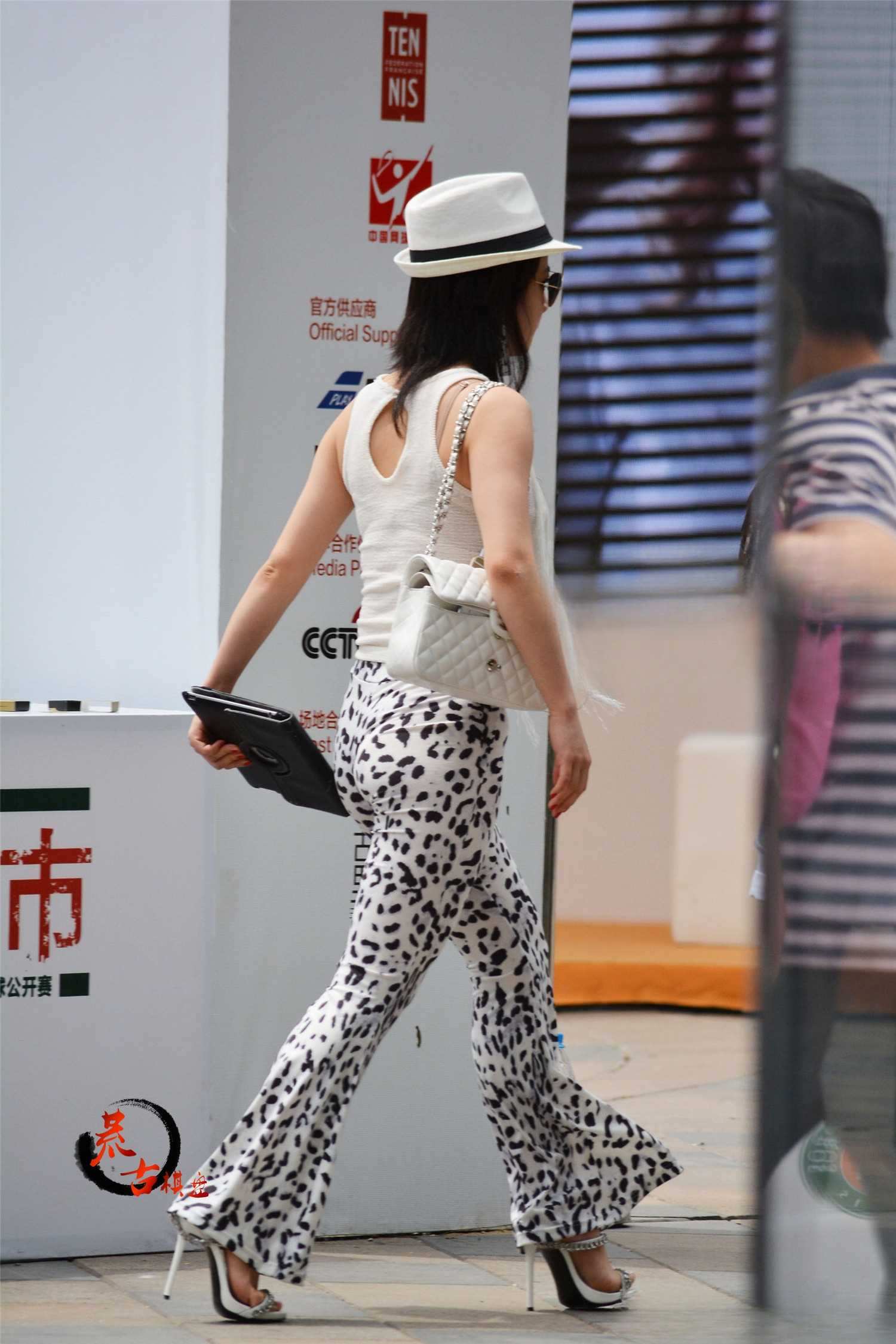 9819-rkt2zmbtlfn.jpg