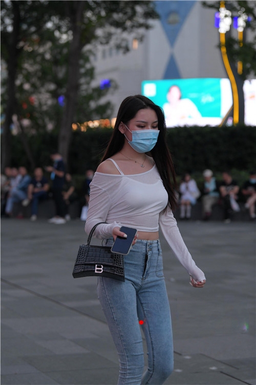32054ziaklcx0kmj.jpg