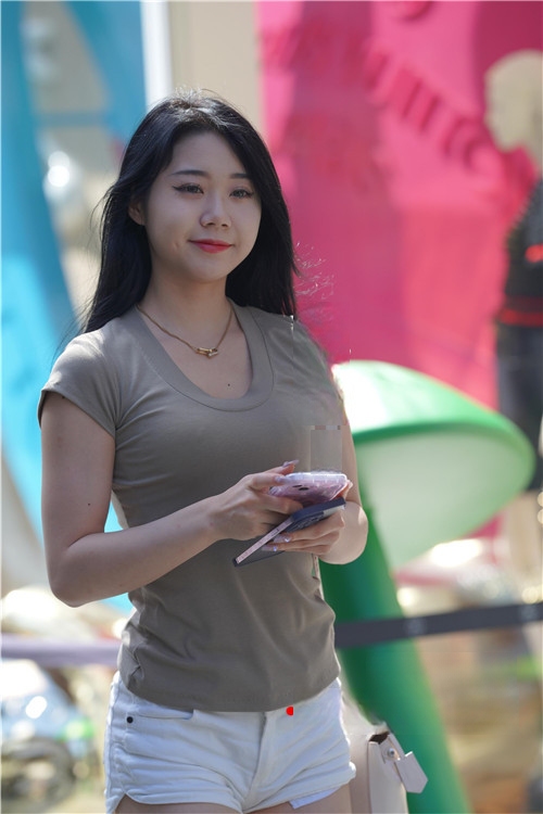 33969yr0h0mic1wt.jpg