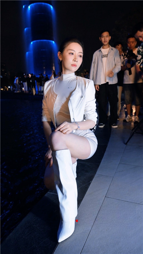 32825bcm0m121vip.jpg