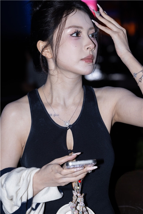 32360o2dbywl4aji.jpg