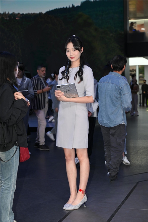 23725ufnnyjkmdzs.jpg