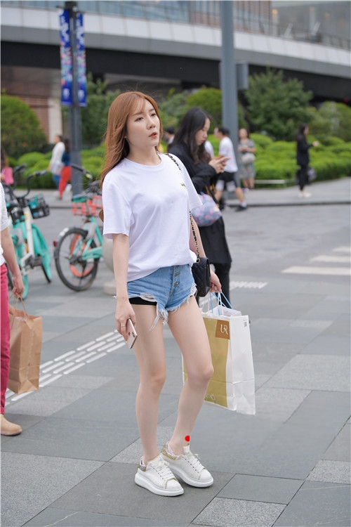 2410010qclcybbgm.jpg