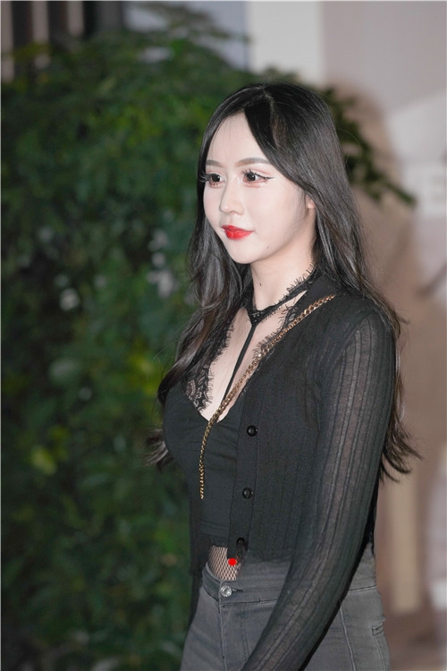 30581yqhu00ctbjr.jpg