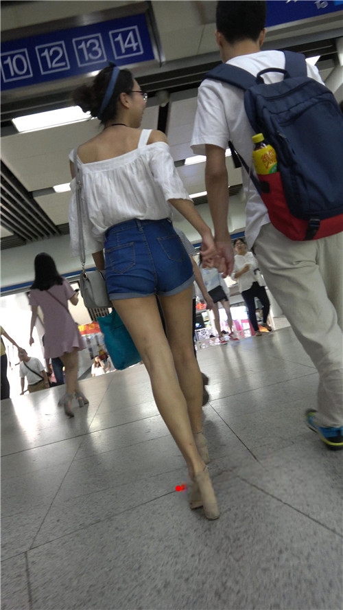 1074433vo1hrbyey.jpg