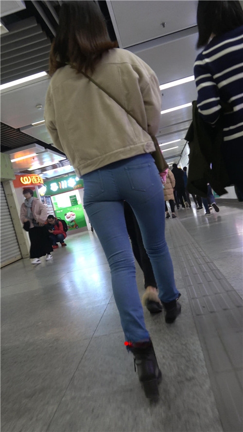 10179cp5rj23crd4.jpg