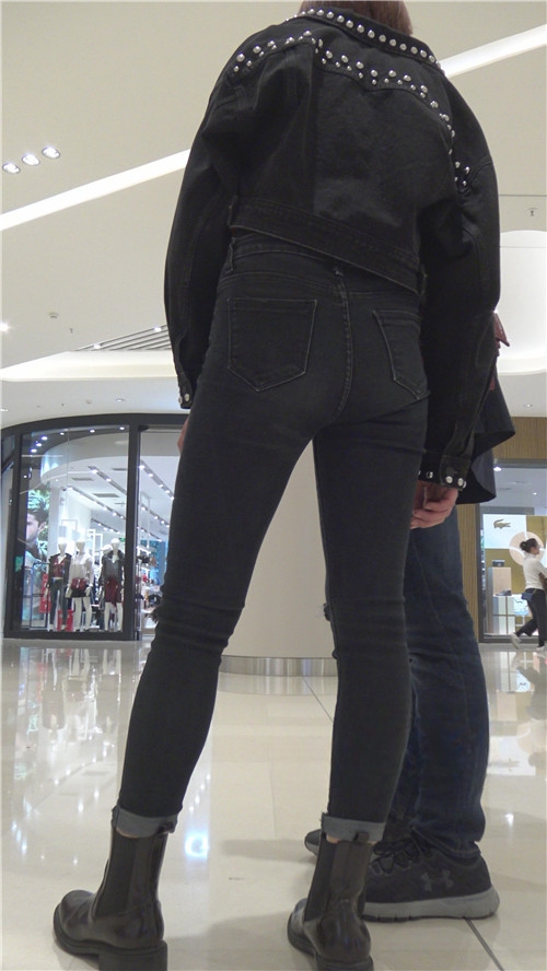 1256450yejtiqrx1.jpg