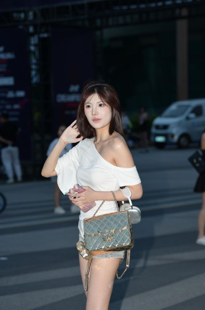 8670-wcqnow1hrsc.jpg