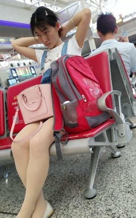 4k-白T恤吊带裙绣花鞋街拍肉丝美腿