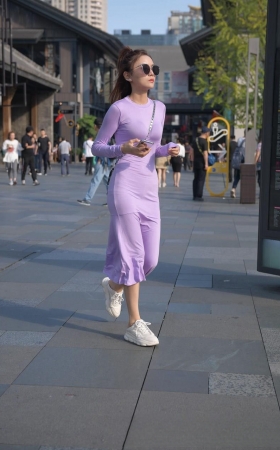 戴着墨镜的长裙美女3A8131[873M]