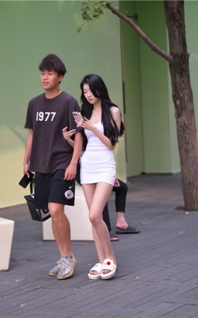 白色连体包臀裙女友(65P)