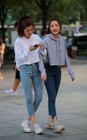 双胞胎姐妹