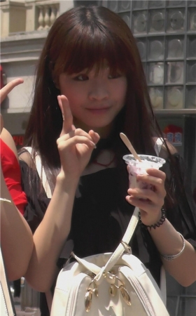 黑衣白裤紧身美女