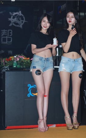 两个热裤模特美女【套图+视频】