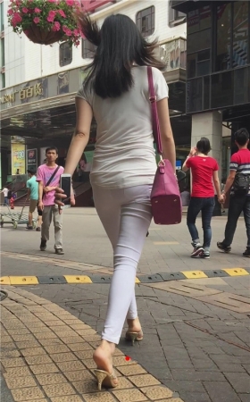 白裤女孩