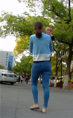 带孩子的牛仔裤少妇