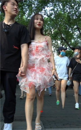吊带花裙小姐姐
