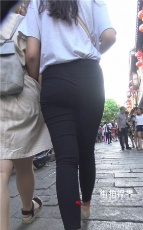 黑色紧身裤妹子