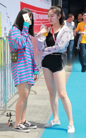 展场的美腿薄热裤小姑娘（20P） [21P]