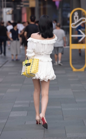 过马路的美女 [15P]