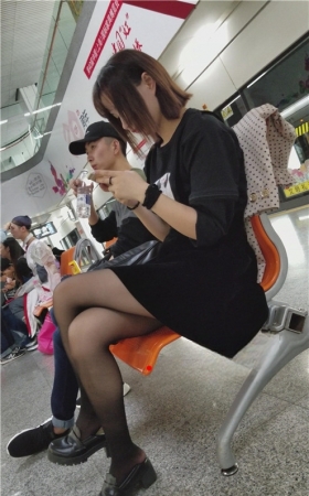 漂亮的黑丝女孩