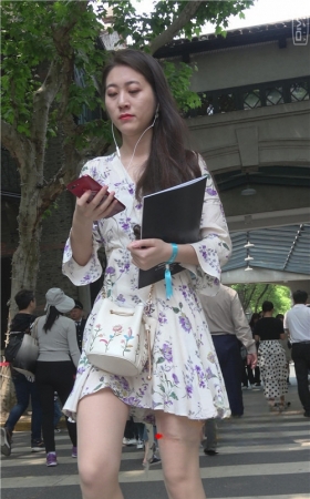 漂亮的连衣花裙美女