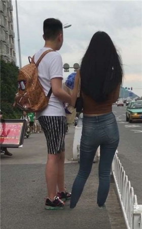 紧身蓝牛宽臀妹子跟小男友路边等车  [937 MB]