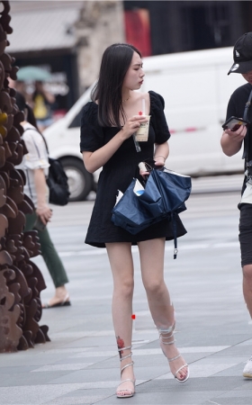 长腿黑色连衣裙小姐姐(20P)
