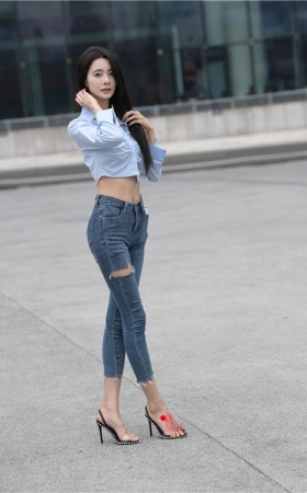 苗条的高跟紧牛美女(121P)