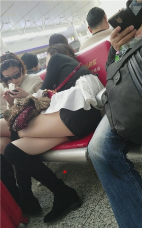 两个高靴妹子
