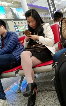 展台中的俏模们MJ479
