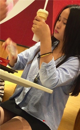 尖嘴高跟鞋肉丝OL包臀裙美女在吃甜筒