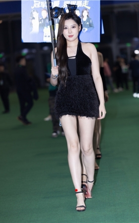 举牌子的模特美女(111P)