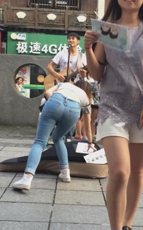 紧身牛仔裤裤腰美女