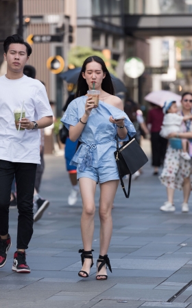 逛街的美女