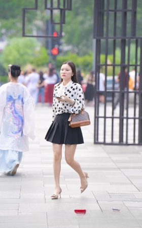 落落大方的美腿小姐姐3A2935[495M]