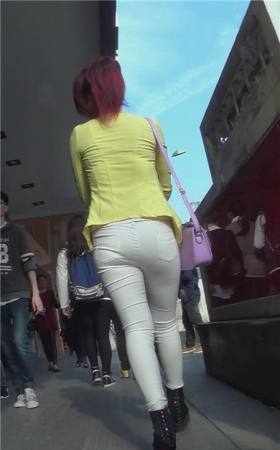 黄衣白裤红发妹子