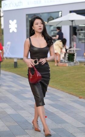 吊带皮裙美女(61P)