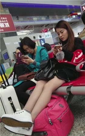 4k-候车室拍摄美腿肉丝袜清纯小美女