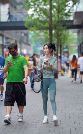 漂亮的瑜伽紧身裤美女