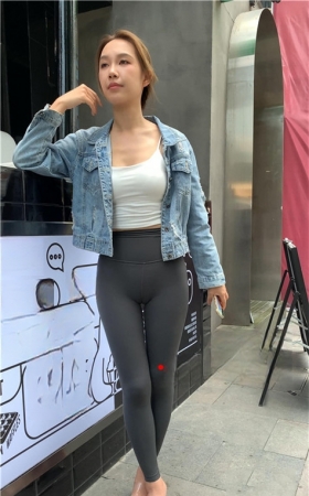（视频）黑色紧身瑜伽裤美女