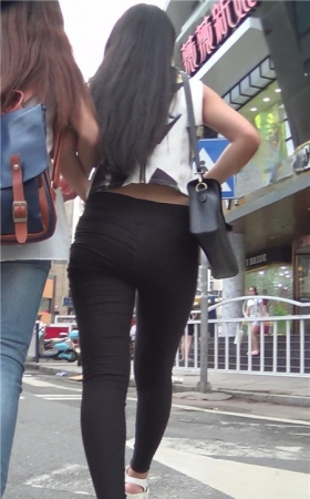 黑色紧身裤露腰美女