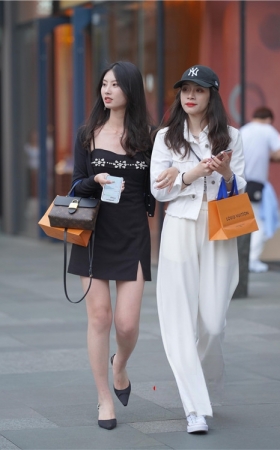 和闺蜜逛街的美女(33P)