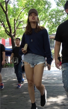牛仔短裤小姐姐