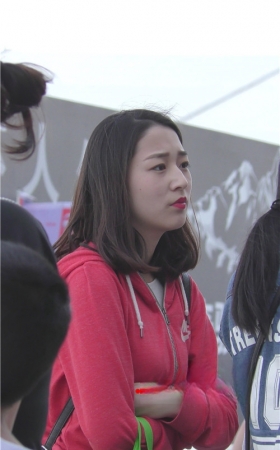 红衣牛仔短裤美女