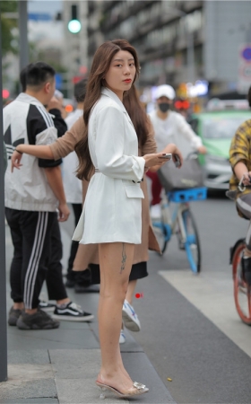 漂亮的美腿美女【套图+视频】