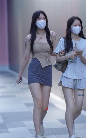 街拍灰色紧身包臀裙美女【套图+视频】