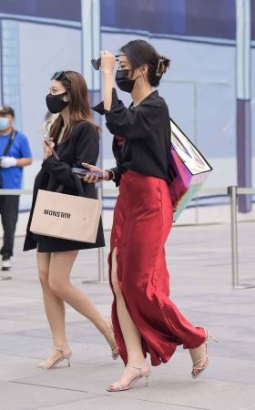 等车的红裙女子 [21P]