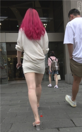 红发白色包臀短裙妹纸