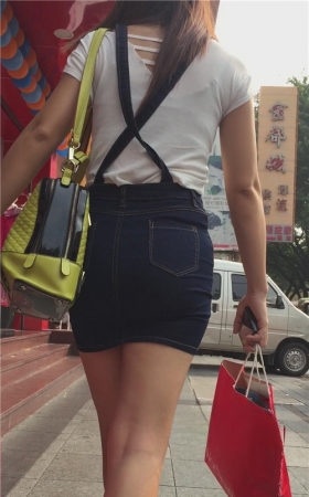 牛仔背带裙小妹